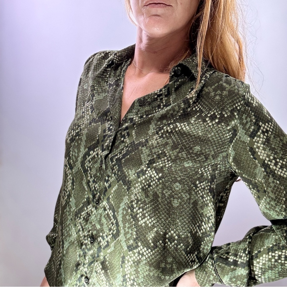 47. H&M Snakeskin Green Patterned Button-Up Shirt Size 2 - Picture 5 of 9